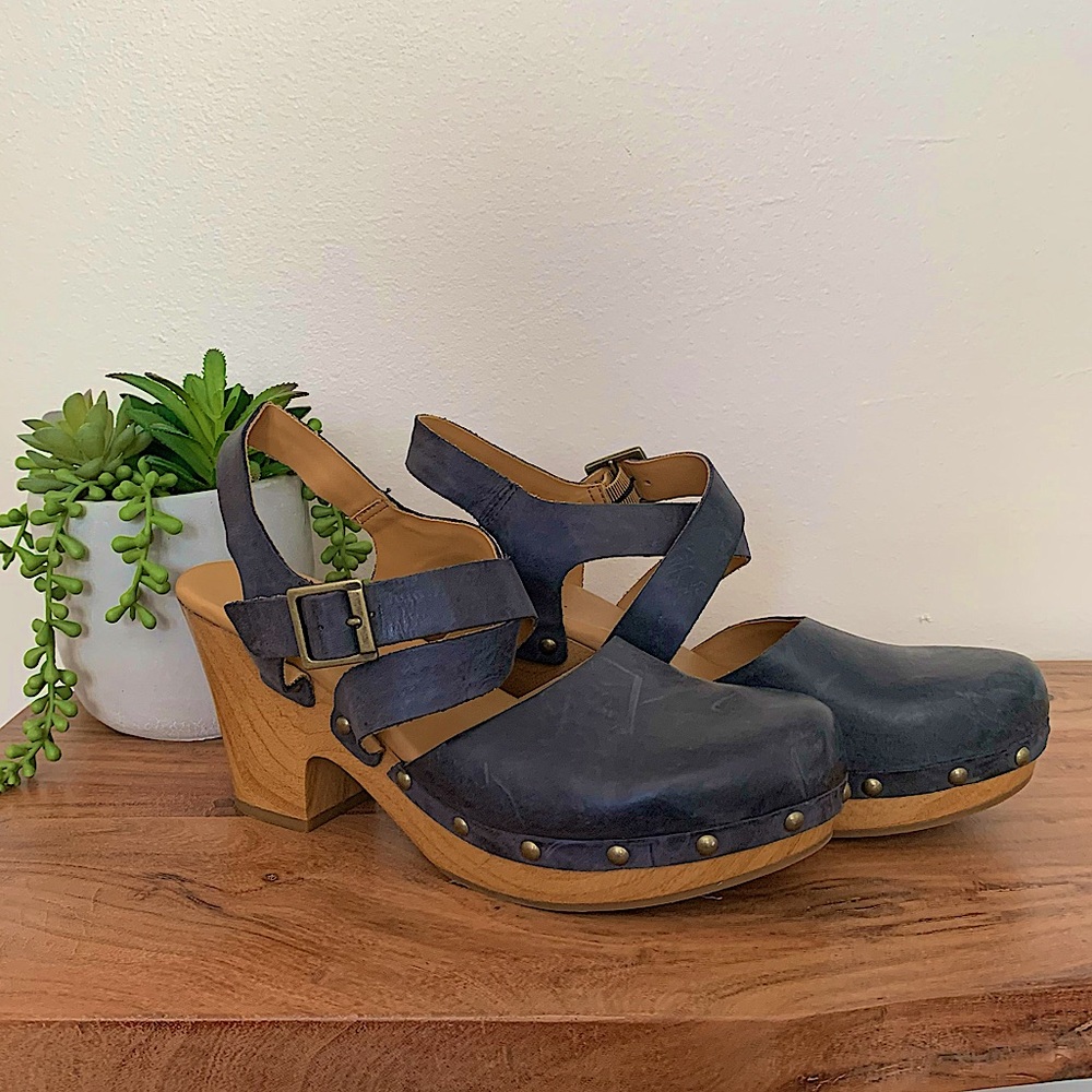 Korks Abloom in Navy sz 8.5